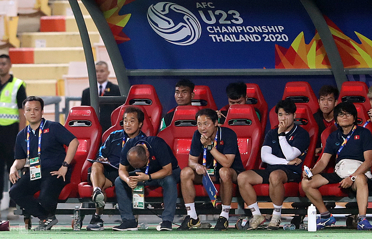 HLV Park Hang-seo cúi đầu thất vọng khi chứng kiến các cầu thủ Việt Nam thua ngược Triều Tiên tối 16/1. Ảnh: Đức Đồng.