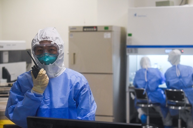 Nhân viên y tế Trung Quốc mặc đồ bảo hộ trong khu vực chuyên biệt. Ảnh: Reutres